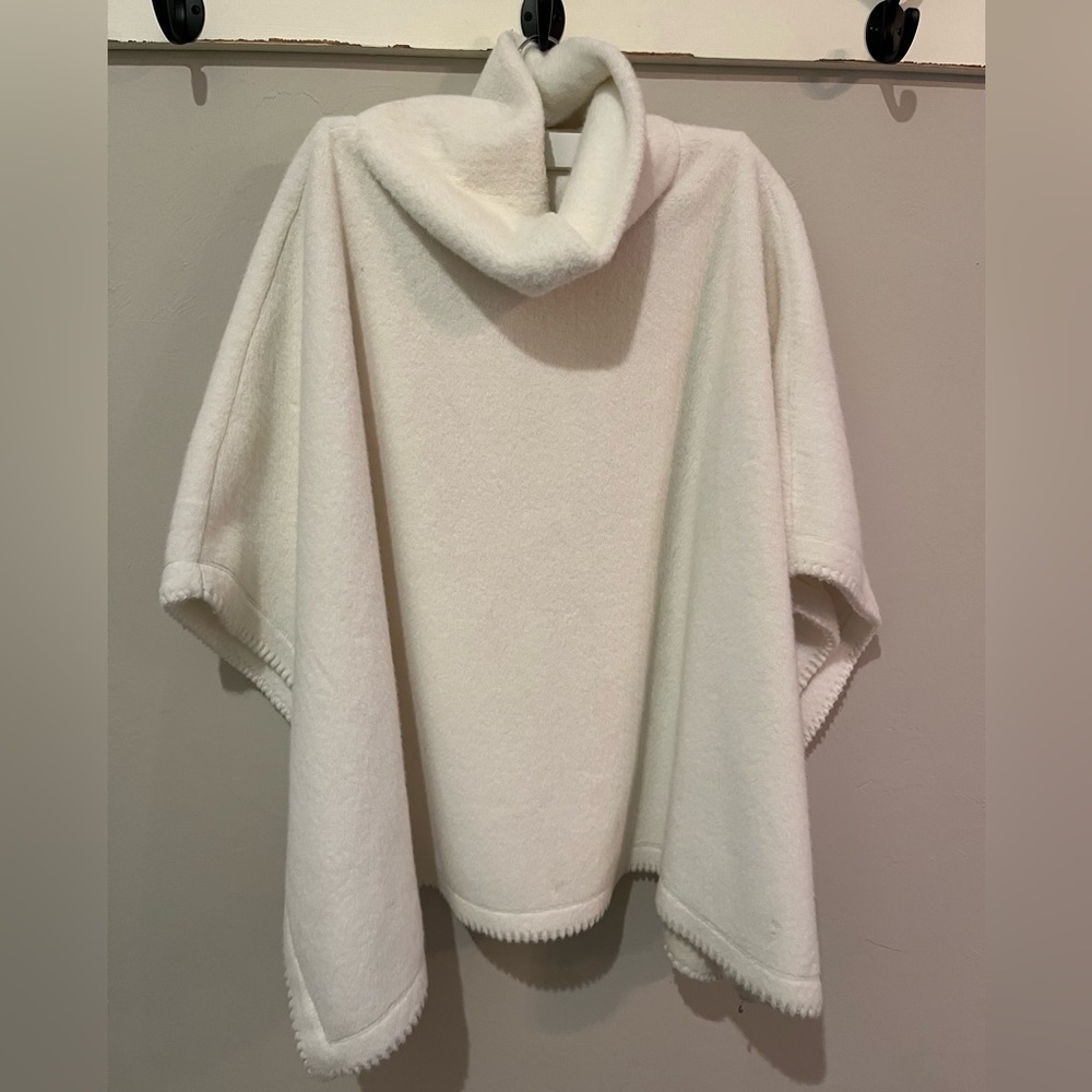 Dylan pullover. Cream/White. Machine washable-non smoking home. Size S. EUC